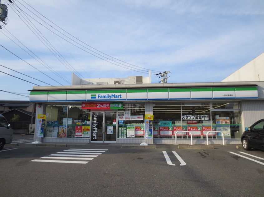 ファミリーマート(コンビニ)まで321m パ－クアヴェニュ－クニワ