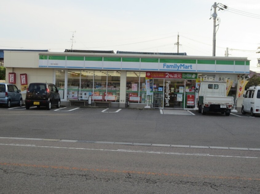 ファミリーマート 一宮白旗通店(コンビニ)まで500m グリーンハイツ