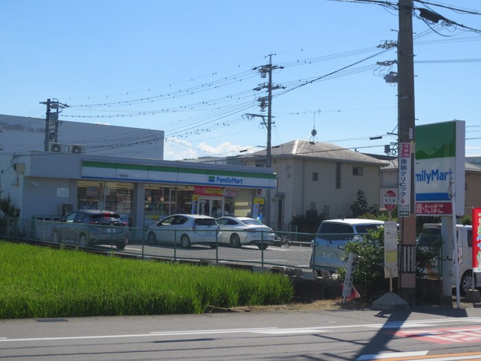 ファミリーマート一宮馬引店(コンビニ)まで460m ベラマティ－ナ