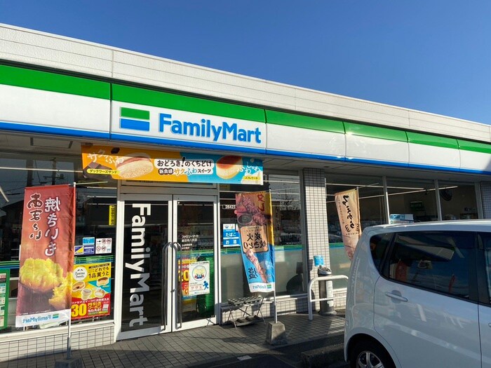 ファミリーマート甚目寺八尻店(コンビニ)まで800m シャトールボア