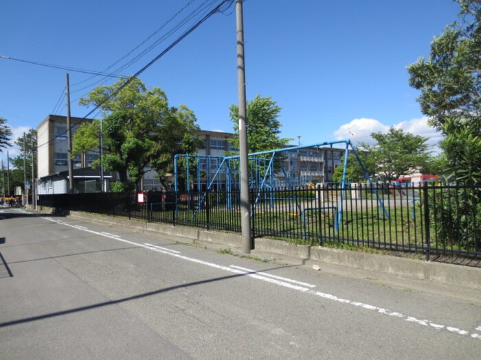 神山小学校(小学校)まで1380m サンリバハイツ