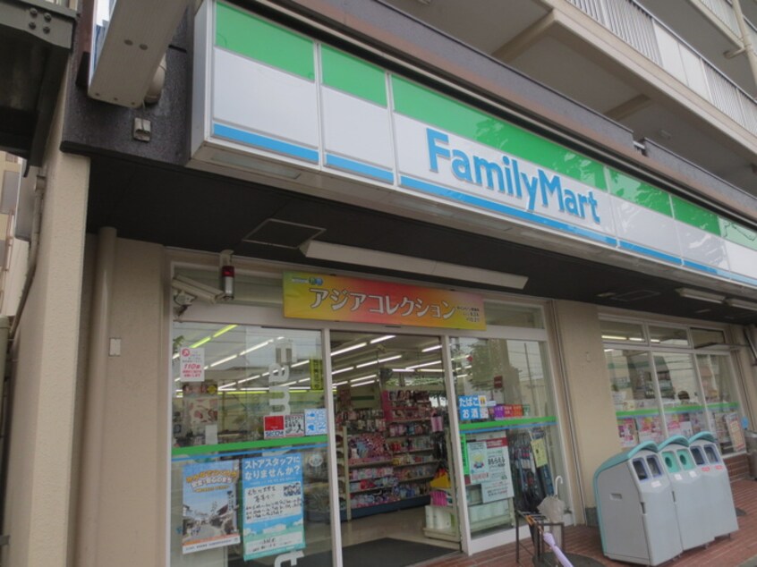 ファミリーマート川名駅前店(コンビニ)まで363m リバ－エイト駒方