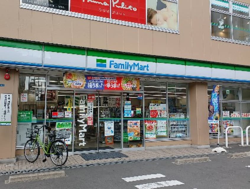 ファミリーマート上前津2丁目店(コンビニ)まで300m エステート記念橋