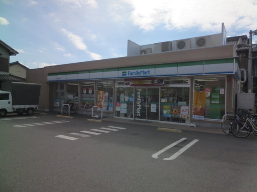 ファミリーマート(コンビニ)まで130m リバティビルディング