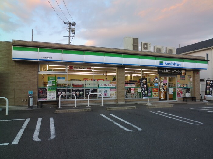ファミリーマート中川松葉町店(コンビニ)まで124m メゾンサンマリッチ