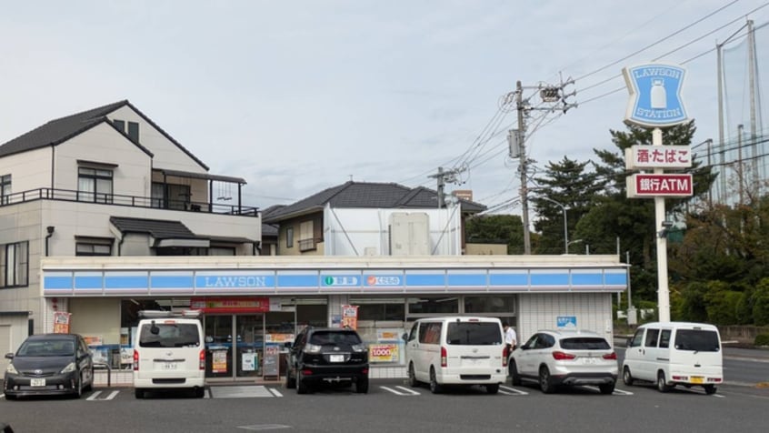 ローソン小坂町店(コンビニ)まで350m コ－ポフジヤ