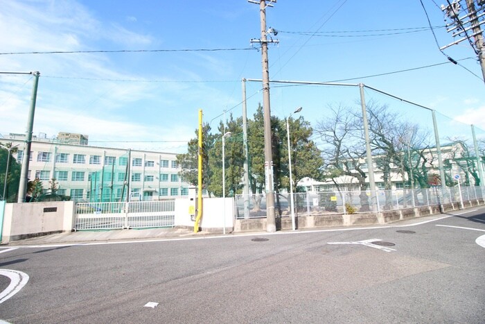 春岡小学校(小学校)まで953m 文字マンション