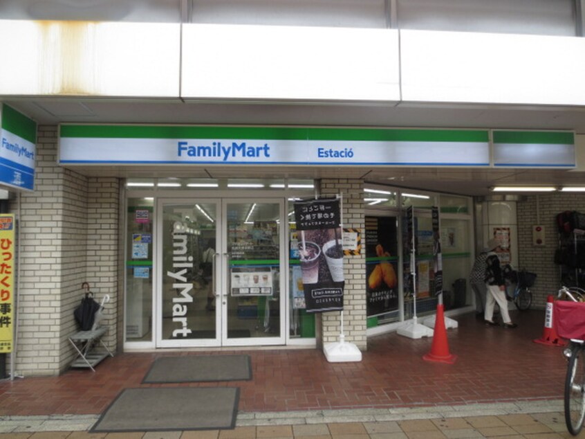 ファミリーマート(コンビニ)まで296m パラシオ