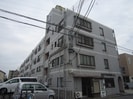 総合不動産建設ビルの外観