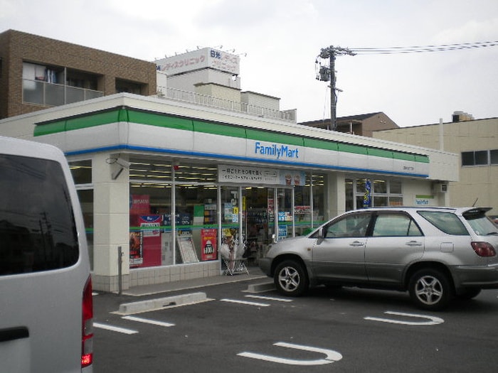 ファミリーマート(コンビニ)まで600m ロイヤル高間