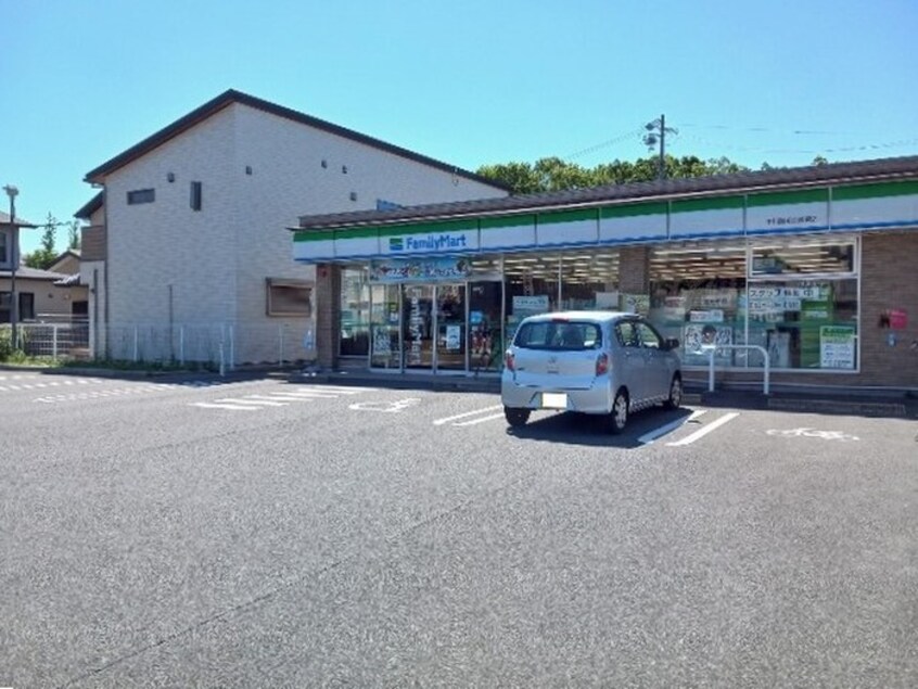 ファミリーマート(コンビニ)まで700m セリーナ