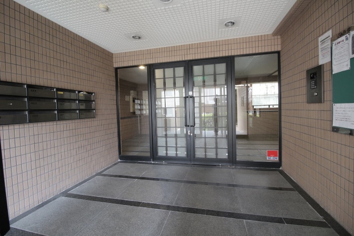 エントランス部分 ファミ－ユ月見坂