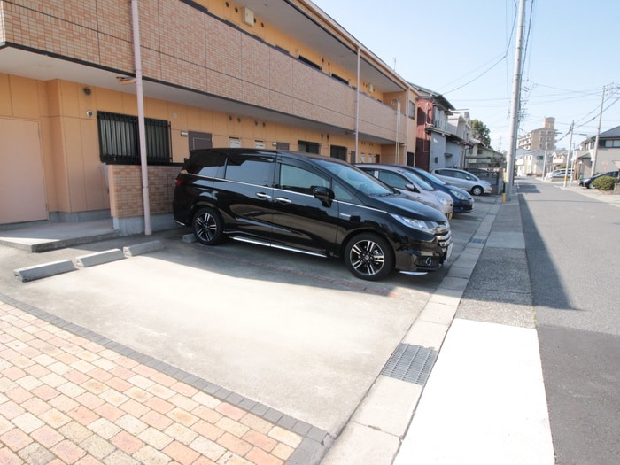 駐車場 リバ－サイド・愛