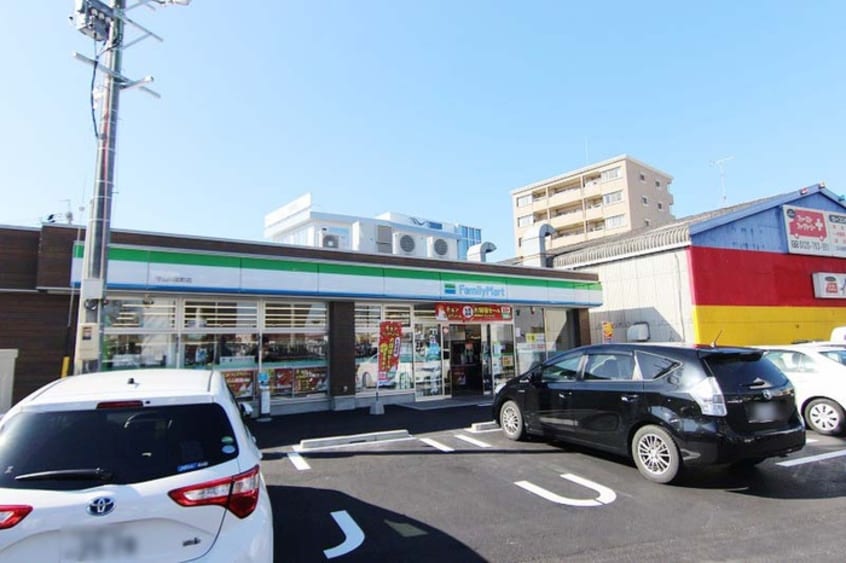 ファミリーマート(コンビニ)まで533m リバ－サイド・愛