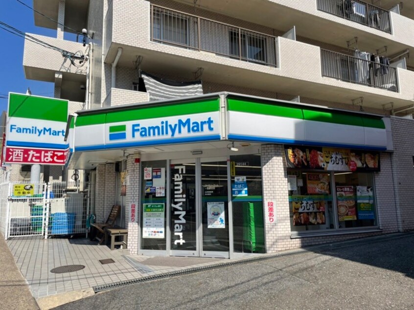 ファミリーマート(コンビニ)まで370m ハピネスさくら