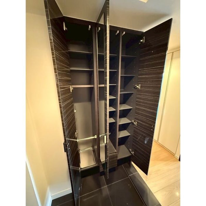 靴箱 ｻﾞ･ﾗｲｵﾝｽﾞﾐｯﾄﾞｷｬﾋﾟﾀﾙﾀﾜｰ（404）