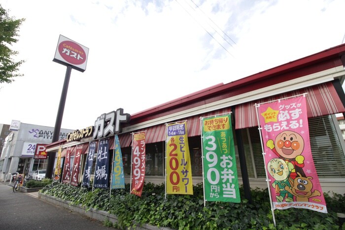 ガスト(その他飲食（ファミレスなど）)まで650m サンデンＡ