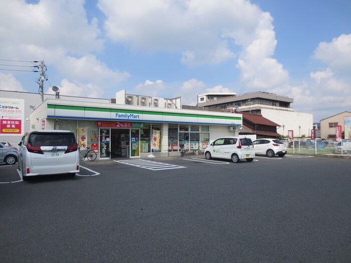 ファミリーマート一宮大宮店(コンビニ)まで400m LECOCON一宮Ⅲ