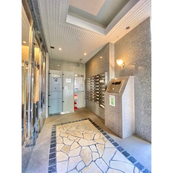 エントランス部分 ロイヤルピジョン岩塚