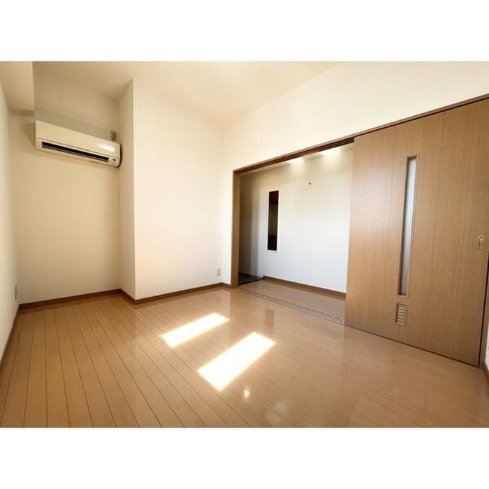 居室 ロイヤルピジョン岩塚