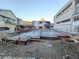 建築中