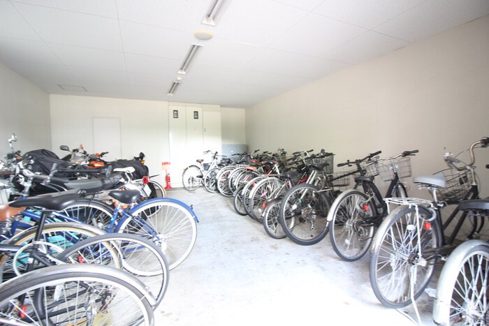 駐輪場 現代ハウス新栄