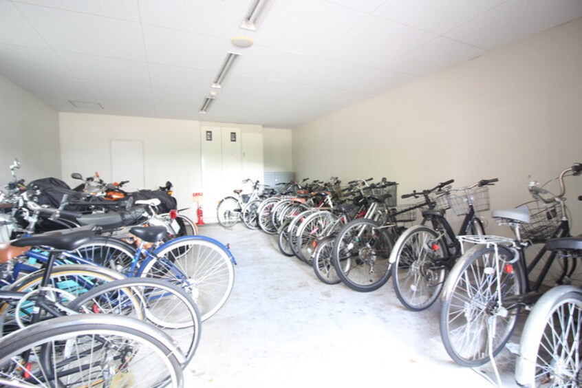 駐輪場 現代ハウス新栄