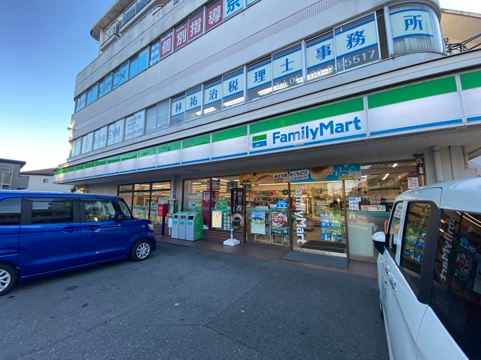 ファミリーマート(コンビニ)まで429m アンプル－ルリ－ブルサンモ－ル