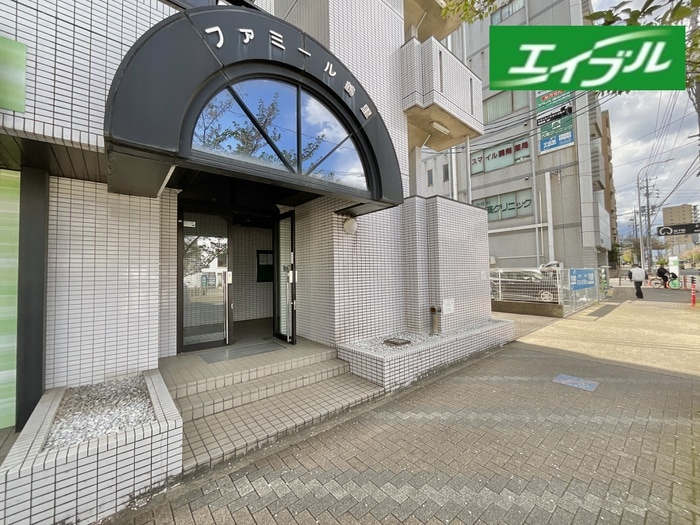 エントランス部分 ファミ－ル鶴里