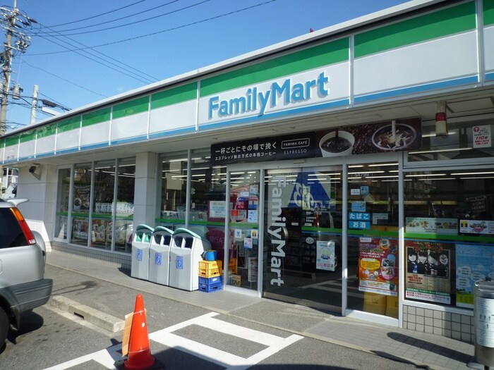 ファミリーマート(コンビニ)まで50m PIAA　YOSHINO