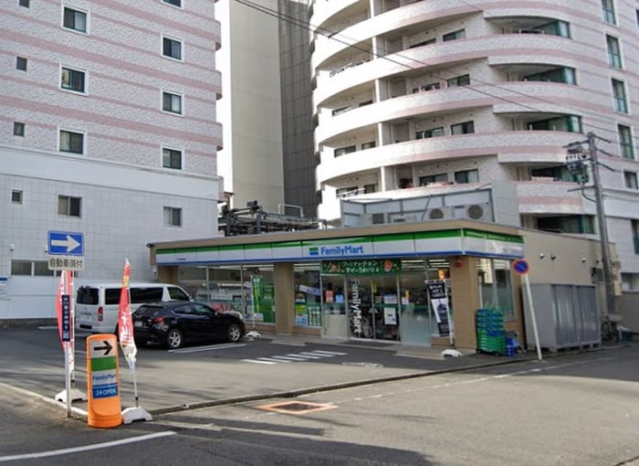 ファミリーマートたちばな店(コンビニ)まで98m ベル・リトモ