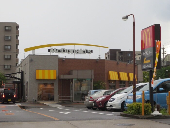 マクドナルド(その他飲食（ファミレスなど）)まで590m 西富マンション