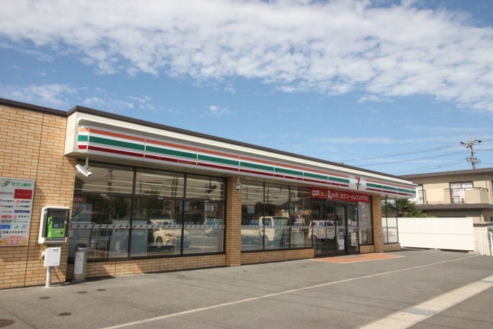 セブンイレブン(コンビニ)まで500m エルグランド