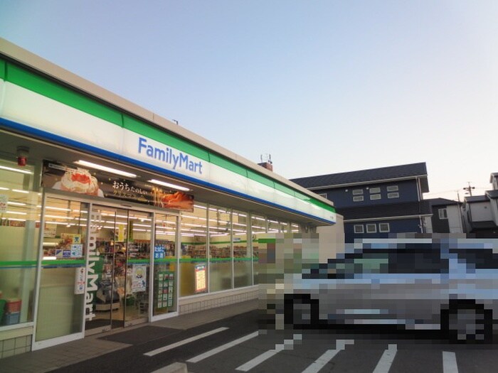 ファミリーマート万場大橋店(コンビニ)まで140m ＲｉｖｅｒＥａｓｔ北畑Ｂ