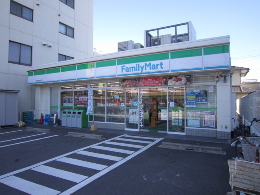 ファミリーマート桜本町店(コンビニ)まで242m AMLUX