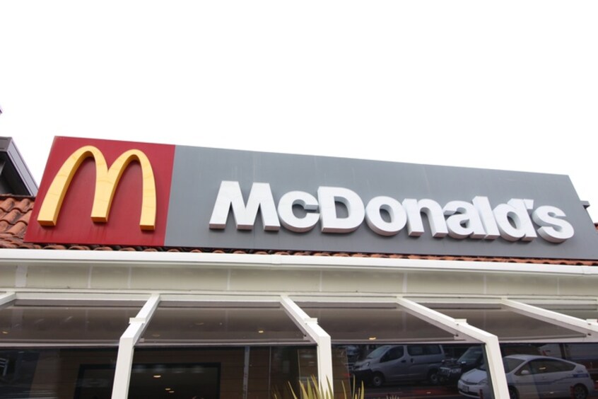 マクドナルド(ファストフード)まで160m Ｄ－ｒｏｏｍサンヒルズＡ