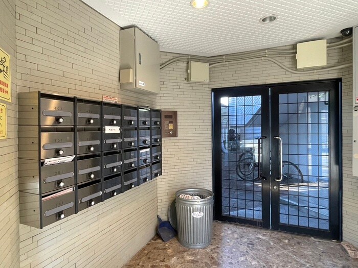 エントランス部分 アパートメントロミオ