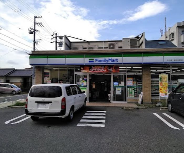 ファミリーマート上飯田北町店(コンビニ)まで450m ウエストウイングV