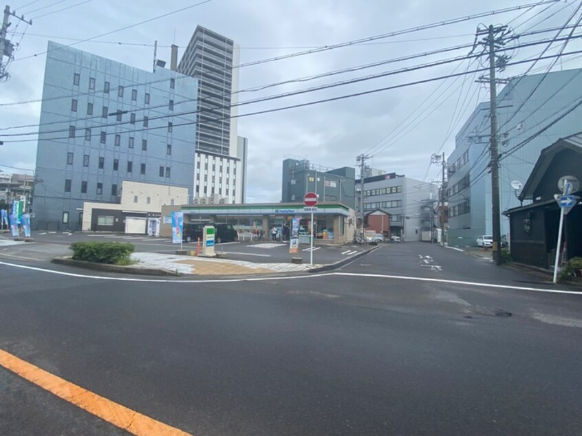 ファミリーマート(コンビニ)まで654m GRAND D-ROOM下重原町