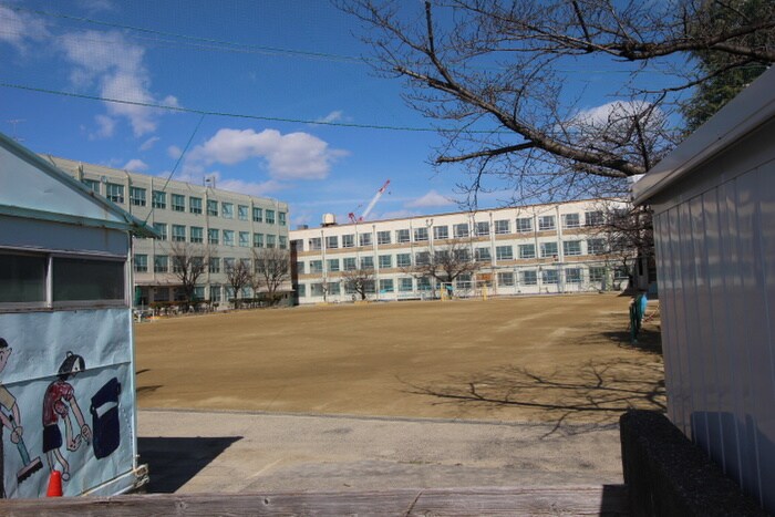 高見小学校(小学校)まで90m 小川マンション