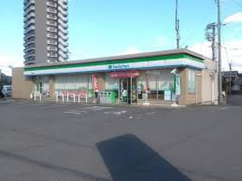 ファミリーマート(コンビニ)まで527m Ｄ－ｒｏｏｍ甲山寺