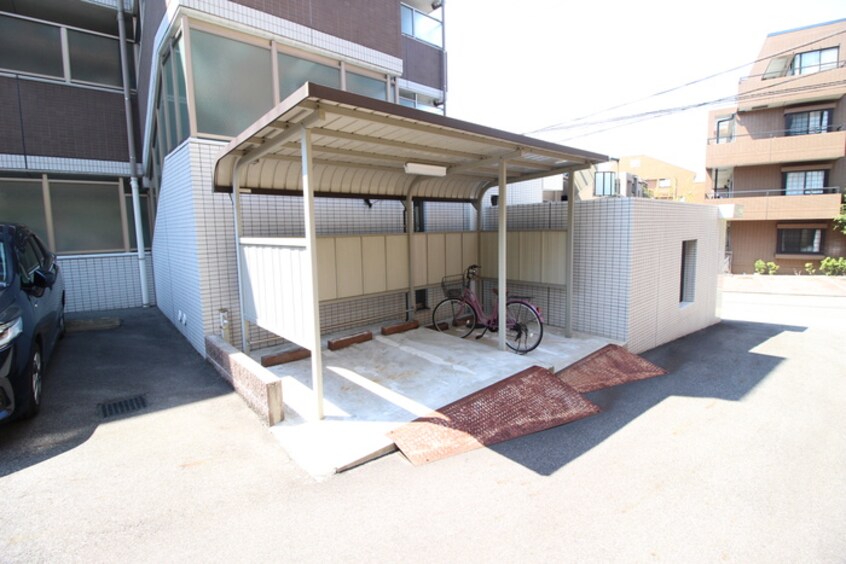 駐輪場 ルミエ－ル山中