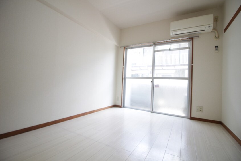 居室 カ－サ川並