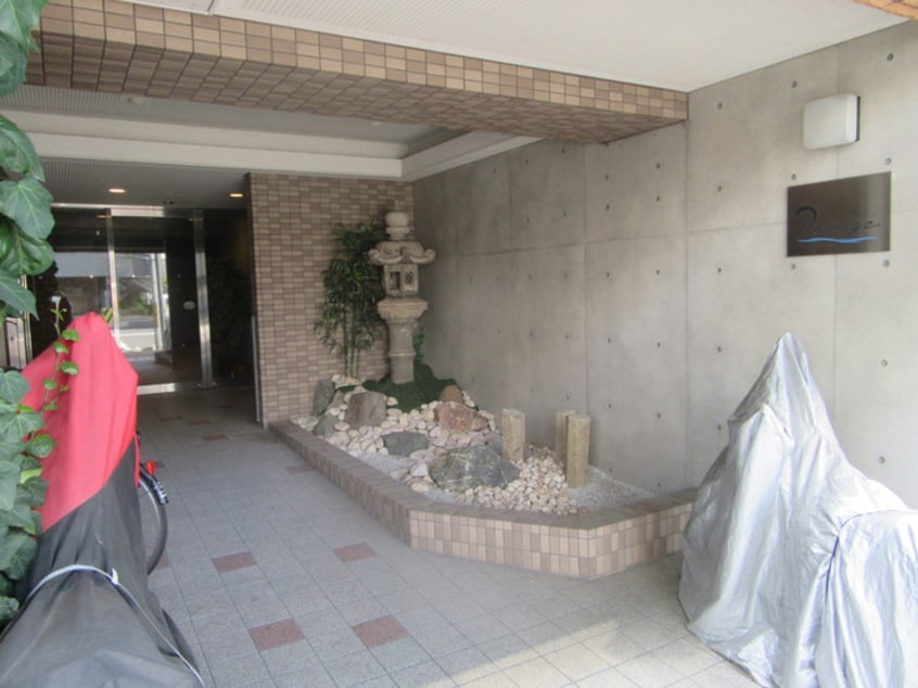 エントランス部分 リバ－ジュ