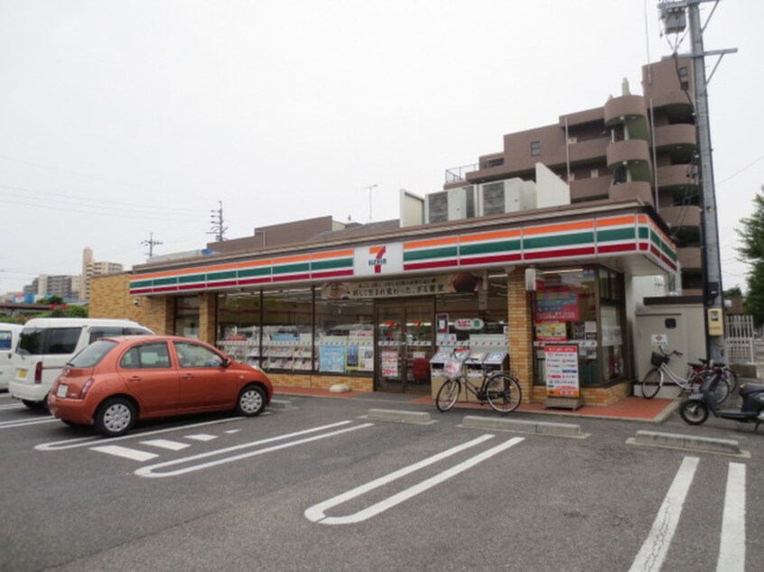 セブンイレブン(コンビニ)まで170m ラフィ－ネ・大島