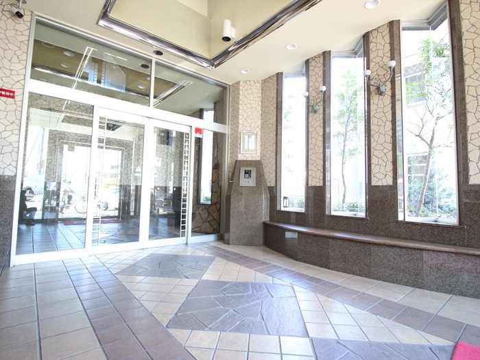 エントランス部分 ﾗｲｵﾝｽﾞｽﾃ-ｼｮﾝﾌﾟﾗｻﾞ桜山(502)