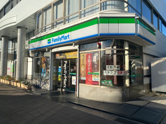 ファミリーマート刈谷駅南口店(スーパー)まで252m ジャルダン桜町