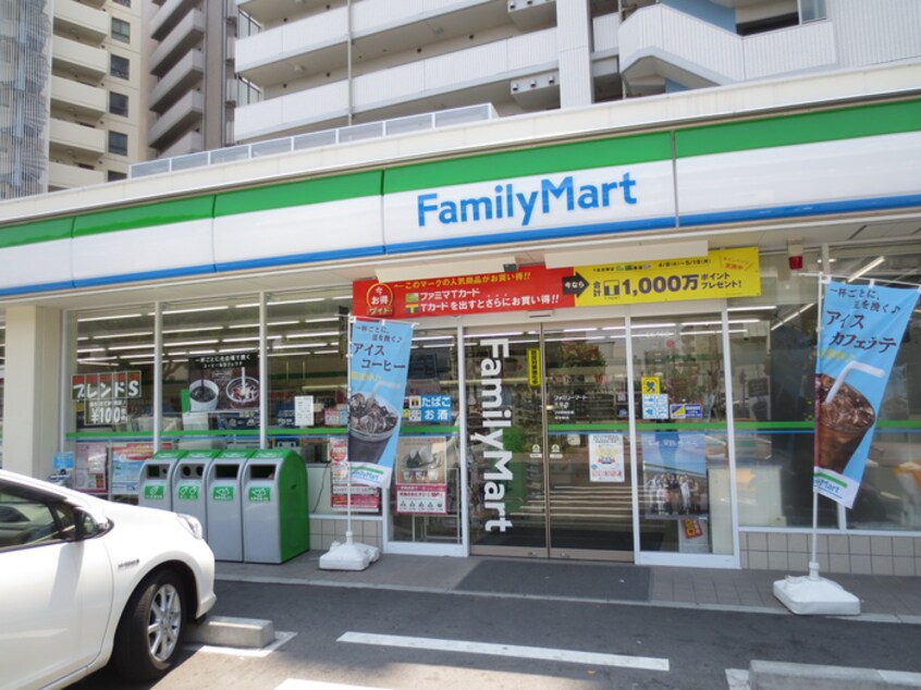ファミリーマート(コンビニ)まで584m サンシャワ－ハウス