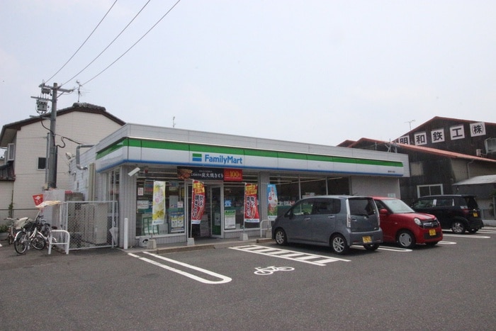 ファミリーマート(コンビニ)まで1100m TSUBAKI  B