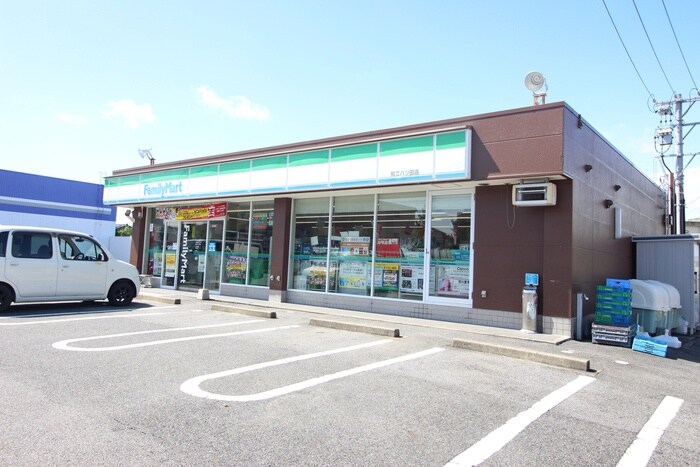 ファミリーマート知立八ツ田町店(コンビニ)まで422m ハイツ・リ－